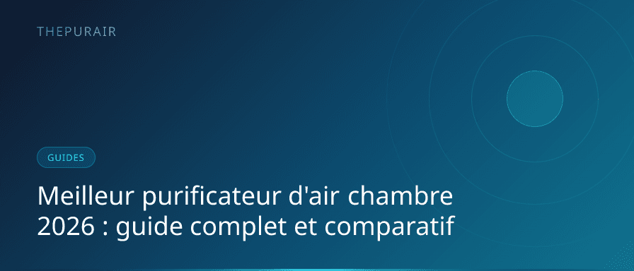 Purificateur d'air Molekule Air Mini+ blanc posé sur une table de chevet